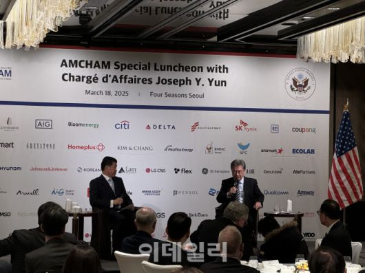 주한미국상공회의소(암참)가 18일 서울 종로구 포시즌스 호텔 서울에서 개최한 특별 오찬 간담회에서 조셉 윤 주한미국대사대리(오른쪽)와 제임스 김 암참 회장 겸 대표이사가 좌담회를 진행하고 있다.(사진=공지유 기자)