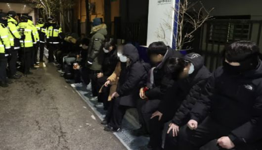 서울서부지법에 침입해 난동을 벌인 윤 대통령 일부 지지자들이 정신질환을 이유로 구치소 보석을 신청했다. 사진은 내란 우두머리 혐의로 체포된 윤석열 대통령의 영장실질심사가 열린 지난 1월18일 오후 서울 마포구 서울서부지방법원에서 법원 담장을 넘어 들어온 청년들이 경찰에 붙잡힌 모습.(사진=뉴스1)