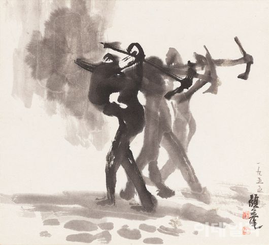 이응노의 ‘동’(動·1955). 1958년 프랑스로 건너가기 전까지, 사실적인 특성에서 벗어나 형태를 단순화시키던 시기의 작품이다. 전쟁 이후 폐허가 된 도시풍경 속에서 ‘노동하는 서민’을 반추상으로 건져내며 사회상을 반영한 동시에 동양화의 현대화를 모색했다. 5월 1일 국립현대미술관 과천에서 개막하는 ‘MMCA 과천 상설전: 한국근현대미술Ⅰ’에 걸린다. 한지에 먹, 28.5×31㎝. 국립현대미술관 소장.
