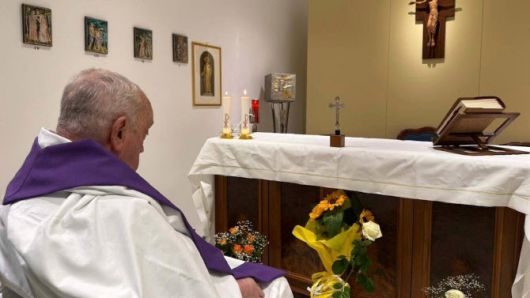 교황청 공보실이 제공한 사진으로, 프란치스코 교황이 16일(현지 시간) 로마 제멜리 병원에 있는 개인 예배당에서 미사를 집전하고 있다. (사진=AP/뉴시스).