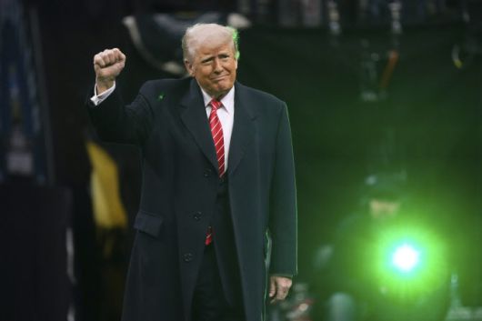 도널드 트럼프 미국 대통령이 지난 22일(현지시간) 미국 펜실베이니아주에서 열린 미국대학스포츠협회(NCAA) 주최 레슬링선수권대회 관전 중 관중들의 환호에 화답하고 있다. (사진=AP)