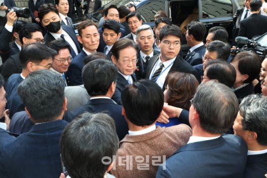 [이데일리 이영훈 기자] 이재명 더불어민주당 대표가 26일 서울 서초구 서울고등법원에서 열린 공직선거법 위반 사건의 항소심 선고를 마친 뒤 의원들과 인사를 하고 있다.