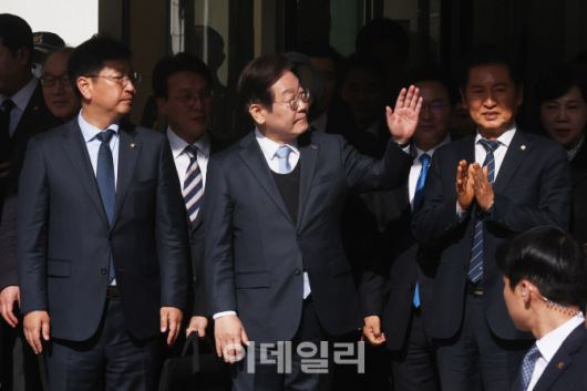 [이데일리 이영훈 기자] 이재명 더불어민주당 대표가 26일 서울 서초구 서울고등법원에서 열린 공직선거법 위반 사건의 항소심 선고를 마치고 나온 뒤 지지자들을 향해 손을 흔들고 있다