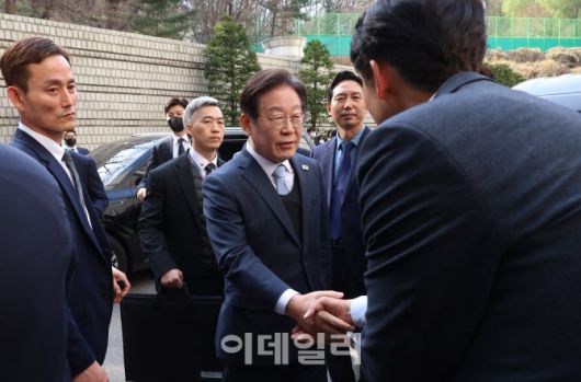 [사진공동취재단] 이재명 더불어민주당 대표가 26일 서울 서초구 서울고등법원에서 열린 공직선거법 위반 사건의 항소심 선고를 마치고 나온 뒤 의원들과 인사하고 있다.