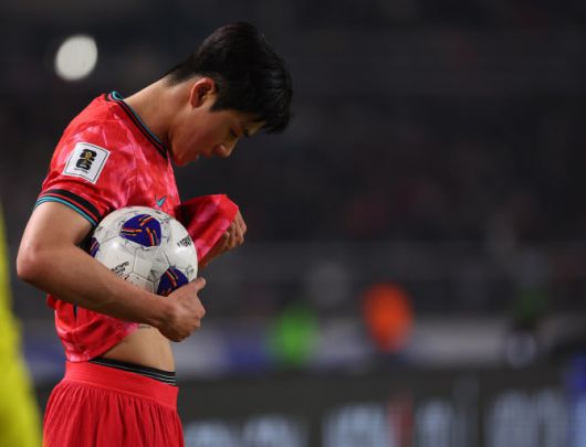 20일 경기도 고양종합운동장에서 열린 2026 북중미 월드컵 아시아 3차 예선 B조 7차전 대한민국과 오만의 경기. 설영우가 스로인을 준비하고 있다. 사진=연합뉴스