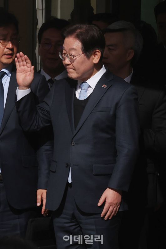 [이데일리 이영훈 기자] 이재명 더불어민주당 대표가 26일 서울 서초구 서울고등법원에서 열린 공직선거법 위반 사건의 항소심 선고를 마치고 나온 뒤 지지자들을 향해 손을 흔들고 있다