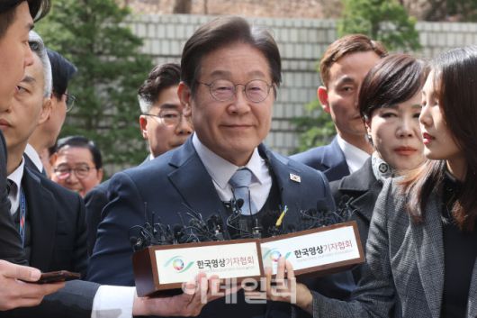 [이데일리 이영훈 기자] 이재명 더불어민주당 대표가 26일 서울 서초구 서울고등법원에서 열린 공직선거법 위반 사건의 항소심 선고에 출석하고 있다.