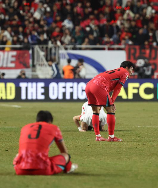 25일 수원월드컵경기장에서 열린 2026 북중미 월드컵 아시아 3차 예선 B조 8차전 대한민국과 요르단의 경기. 1-1 무승부로 경기가 종료되자 양 팀 선수들이 아쉬워하고 있다. 사진=연합뉴스