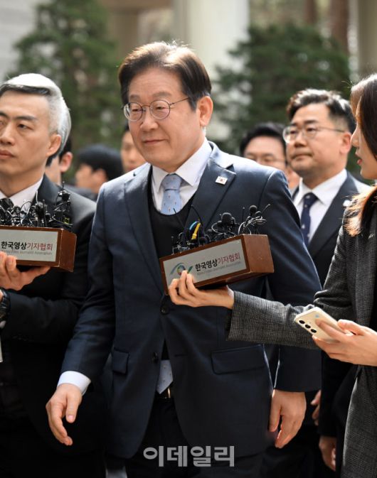 [사진공동취재단] 이재명 더불어민주당 대표가 26일 서울고등법원에서 열린 공직선거법 위반 사건 항소심 선고에 출석하고 있다.