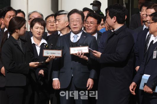 [이데일리 이영훈 기자] 이재명 더불어민주당 대표가 26일 서울 서초구 서울고등법원에서 열린 공직선거법 위반 사건의 항소심 선고를 마치고 나온 뒤 발언을 하고 있다.