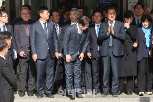 [사진공동취재단] 이재명 더불어민주당 대표가 26일 서울 서초구 서울고등법원에서 열린 공직선거법 위반 사건의 항소심 선고를 마치고 나온 뒤 지지자들을 향해 인사하고 있다.