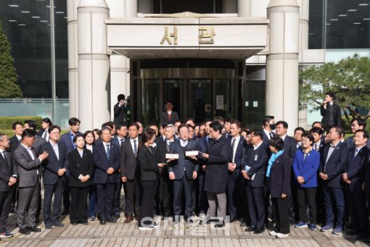 [사진공동취재단] 이재명 더불어민주당 대표가 26일 서울 서초구 서울고등법원에서 열린 공직선거법 위반 사건의 항소심 선고를 마치고 나온 뒤 발언을 하고 있다.