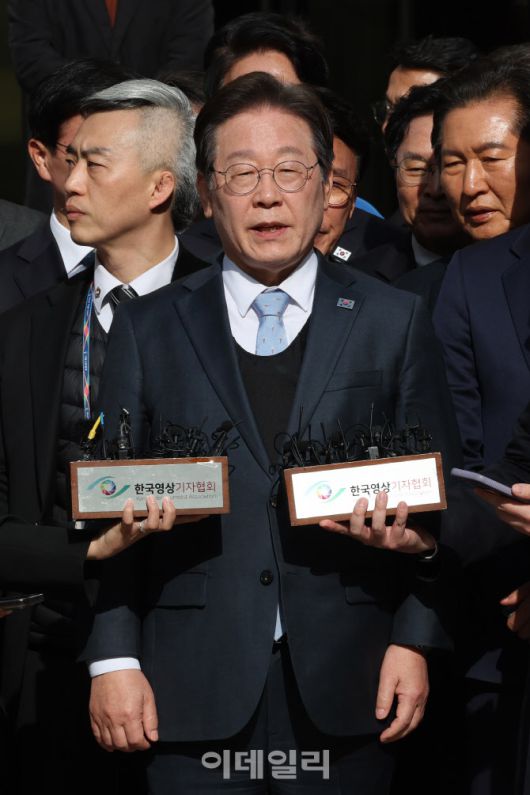 [사진공동취재단] 이재명 더불어민주당 대표가 26일 서울 서초구 서울고등법원에서 열린 공직선거법 위반 사건의 항소심 선고를 마치고 나온 뒤 입장을 밝히고 있다.