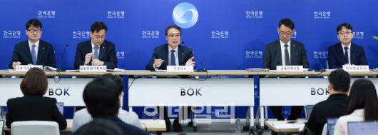 27일 서울 중구 한국은행에서 열린 금융안정 상황(2025년 3월) 설명회.현장. 이종한(왼쪽부터) 금융기관분석부장, 임광규 금융안정기획부장, 이종렬 부총재보, 장정수 금융안정국장, 김정호 안정총괄팀장. (사진=한국은행)