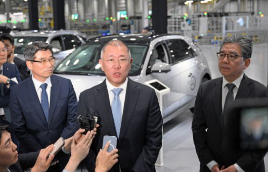 26일(현지시간) 미국 조지아주 현대차그룹 메타플랜트 아메리카(HMGMA) 준공식에 참석한 정의선 현대차그룹 회장(가운데)과 장재훈 현대차 부회장(오른쪽), 송호성 기아 사장(왼쪽)이 취재진 질문에 답하고 있다. (사진=현대차그룹)