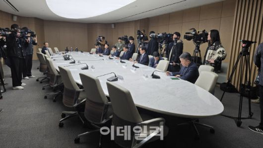 산업부 관계자들이 27일 서울 중구 대한상공회의소 EC룸에서 긴급 대책회의를 준비하고 있다.(사진=김형욱 기자)