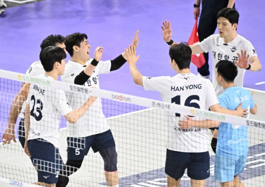 PO 2차전을 승리한 대한항공 선수들이 기뻐하고 있다. 사진=KOVO