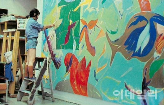 최욱경이 사다리에 올라탄 채 그림에 몰두하고 있다. 1978년이다. 생전에 자신의 키를 2∼3배 넘기는 캔버스 앞에서 매달리듯 작업하는 최욱경의 모습이 종종 눈에 띄었다. 국립현대미술관 제공.