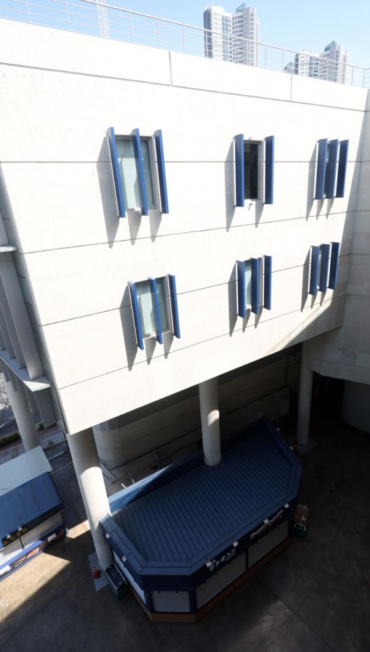 지난 29일 경남 창원시 마산회원구 창원NC파크에서 NC 다이노스와 LG 트윈스 경기 중 3루 방향 건물에 설치된 구조물(상단부 가운데) 일부가 떨어지는 사고가 발생했다. 이 사고로 관중 3명이 다쳤고, 30일 열릴 예정이던 NC와 LG 경기는 시설물 안전 점검을 위해 연기됐다. 사진은 30일 촬영한 현장 모습. 사진=연합뉴스