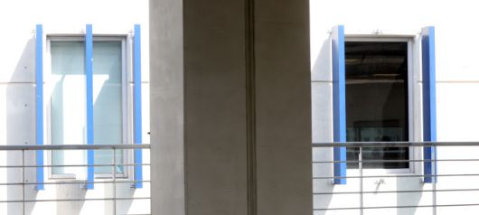 지난 29일 경남 창원시 마산회원구 창원NC파크에서 NC 다이노스와 LG 트윈스 경기 중 3루 방향 건물에 설치된 구조물(오른쪽) 일부가 떨어지는 사고가 발생했다. 이 사고로 관중 3명이 다쳤고, 30일 열릴 예정이던 NC와 LG 경기는 시설물 안전 점검을 위해 연기됐다. 사진은 30일 촬영한 현장 모습. 사진=연합뉴스