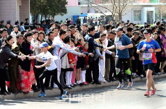 2017년 4월 9일 열린 평양국제마라톤경기대회에서 외국인 참가자들이 평양시민들의 환영을 받고 있다.[조선중앙통신=연합뉴스]