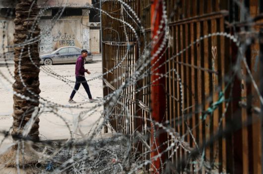 1일(현지시간) 가자시티에서 한 팔레스타인 남성이 밀가루와 연료 부족으로 영업을 중단한 빵집 근처를 걷고 있다. (사진=로이터)