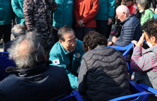 한덕수 대통령 권한대행이 2일 경북 영덕군 노물리에서 산불 이재민을 위로하고 있다. (사진=연합뉴스)