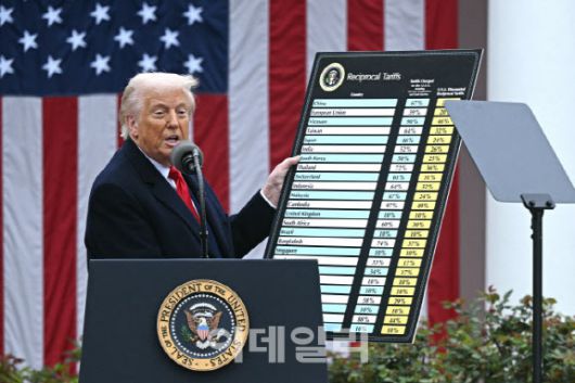 2일(현지시간) 도널드 트럼프 미국 대통령이 워싱턴 DC 백악관 로즈 가든에서 표를 들고 상호관세 연설을 하고 있다.(사진=AFP)