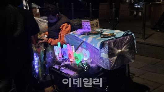 집회 현장에서는 상인들이 가판을 깔거나, 손수레를 끌고 다니면서 응원봉을 팔았다. (사진=방보경 기자)