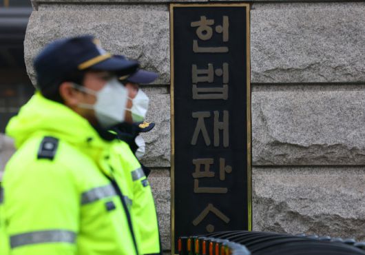 윤석열 대통령 탄핵심판일인 4일 서울 종로구 헌법재판소 앞에 경찰들이 경계 근무를 서고 있다. (사진=연합뉴스)