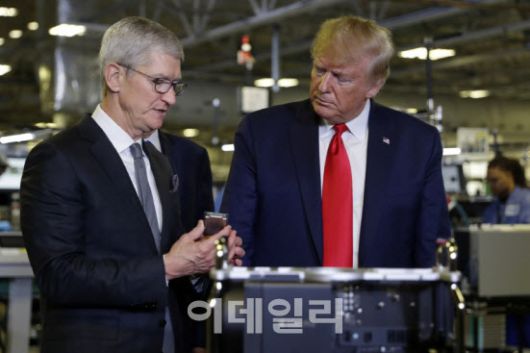 도널드 트럼프(오른쪽) 미국 대통령 당선인과 팀 쿡 애플 최고경영자.(사진=AP/연합뉴스)