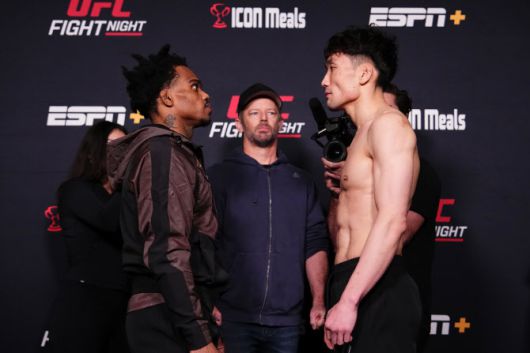 이창호(오른쪽)와 코르테비어스 로미오스가 UFC 경기를 앞두고 공식 계체 행사에서 서로 눈싸움을 벌이고 있다. 사진=UFC