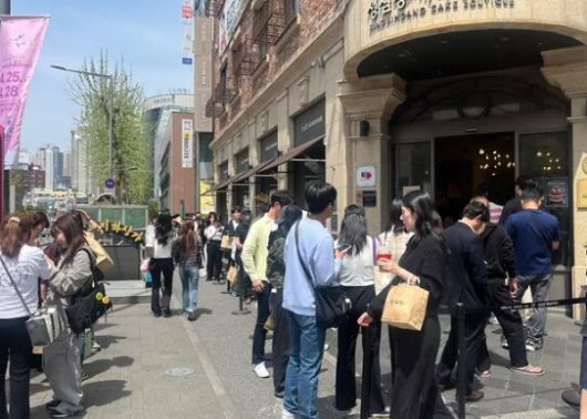 성심당 본점 부띠끄매장에서 빵을 사기 위해 줄을 서 기다리는 모습. (사진=뉴스1)