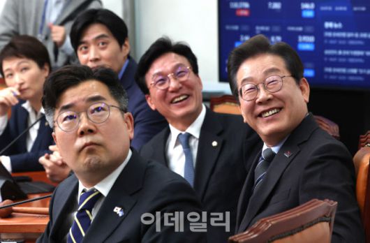 이재명 더불어민주당 대표와 지도부가 7일 오전 서울 여의도 국회에서 열린 최고위원회의에서 한준호 최고위원이 공개한 홍준표 대구시장의 자료영상 속 발언을 들으며 미소를 보이고 있다. 이 영상에서 홍준표 대구시장은 “탄핵당한 당은 차기대선 포기해야 한다”고 발언했다. (사진=이데일리 노진환 기자)