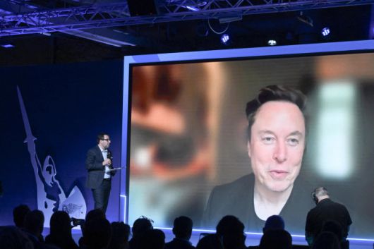 5일(현지시간) 이탈리아 피렌체에서 열린 이탈리아 극우정당 ‘라 레가’의 연방 전당대회에서 일론 머스크 테슬라 최고경영자(CEO)가 화상통화를 통해 마테로 살비디 당대표와 대화하고 있다. 이 자리에서 머스크 CEO는 유럽과 미국이 자유무역지대에 합의하길 바란다고 밝혔다. (사진=ANSA)