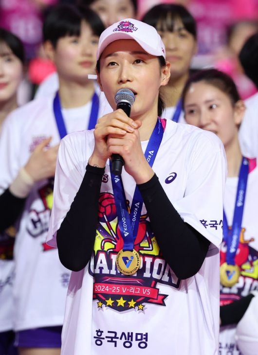 8일 인천 삼산월드체육관에서 열린 프로배구 V리그 여자부 챔피언결정전 흥국생명과 정관장의 5차전 경기. 세트스코어 3-2로 승리하며 우승을 차지한 흥국생명의 김연경이 소감을 밝히고 있다. 사진=연합뉴스