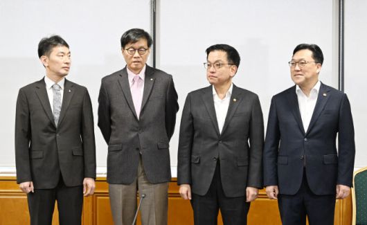 최상목(오른쪽에서 두 번째) 부총리 겸 기획재정부 장관이 8일 (사진=기재부)