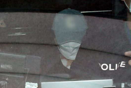 대전의 한 초등학교에서 초등학생을 살해한 혐의를 받는 40대 여교사 명재완 씨가 대전 서부경찰서에서 대면조사를 마치고 둔산경찰서로 이송되고 있다. (사진=뉴스1)