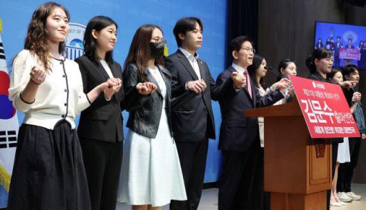 김문수 전 고용노동부 장관이 9일 서울 여의도 국회 소통관에서 제21대 대통령 경선후보 출마 선언을 한 뒤 청년들과 손잡고 있다.(사진=연합뉴스)