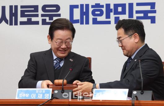 [이데일리 노진환 기자] 이재명 더불어민주당 대표가 9일 오전 서울 여의도 국회에서 열린 최고위원회의에서 박찬대 원내대표에게 의사봉을 전달하고 있다. 이재명 대표는 이날 회의를 끝으로 당대표직을 내려놓았다.