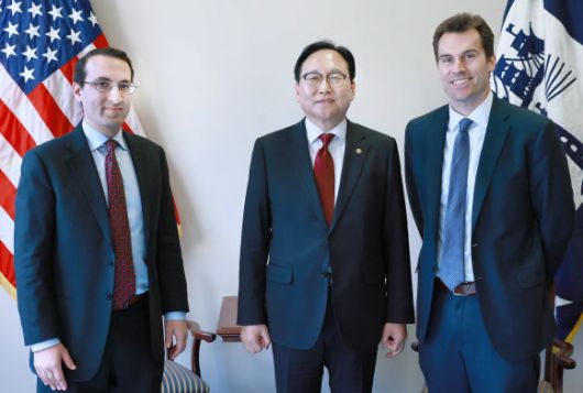 제프리 케슬러 상무부 산업안보국 차관(왼쪽부터), 정인교 산업통상자원부 통상교섭본부장, 월리엄 킴밋 상무부 선임고문이 9일(현지시간) 미국 워싱턴 D.C. 상무부 회의실에서 기념 촬영하고 있다.(사진=산업부)