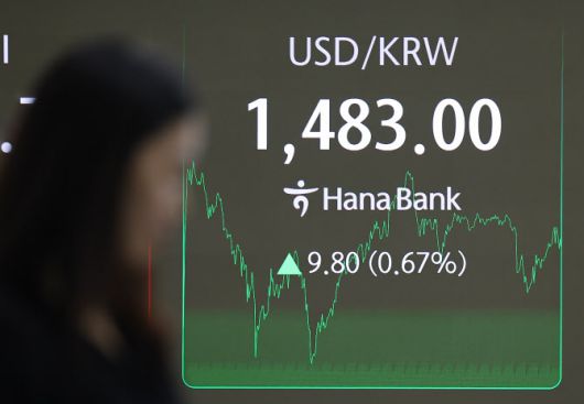 9일 오후 서울 중구 하나은행 본점 딜링룸에 원·달러 환율이 표시돼 있다.(사진=연합뉴스)