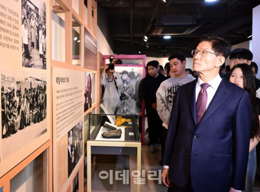 [이데일리 이영훈 기자] 21대 대통령 선거 출마를 선언한 김문수 전 고용노동부 장관이 10일 오전 서울 종로구 청계천로 전태일기념관을 찾아 청년들과 전시관을 둘러보고 있다.