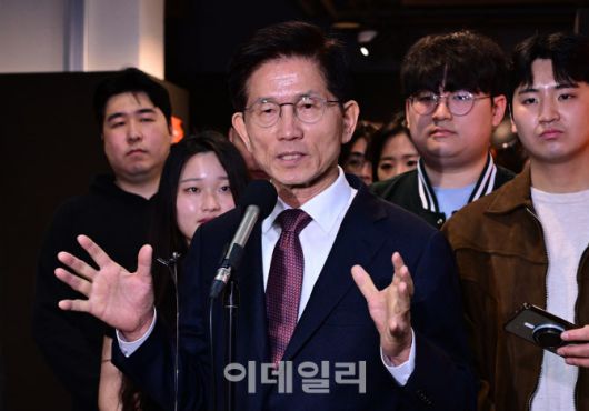 [이데일리 이영훈 기자] 21대 대통령 선거 출마를 선언한 김문수 전 고용노동부 장관이 10일 오전 서울 종로구 청계천로 전태일기념관을 찾아 청년들과 전시관을 둘러본 뒤 취재진의 질의에 딥하고 있다.