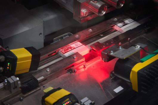 센티아 패커 공정에서 팩의 바코드 및 데이터 코드 품질을 검사하는 모습. (사진=필립모리스)