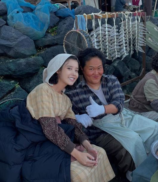 아이유와 이수미(사진=아이유 SNS)