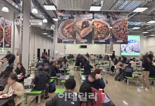 2일 오후 트레이더스 마곡점에서 푸드코트인 T카페를 이용하는 고객들 (사진=한전진 기자)