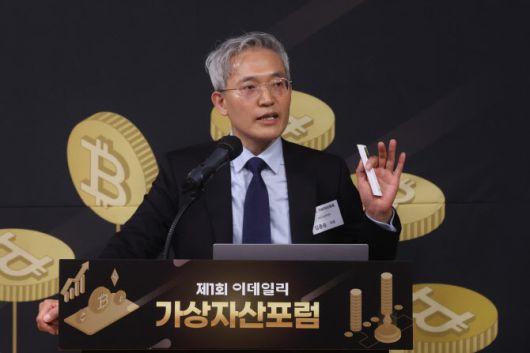 [이데일리 이영훈 기자] 김종승 엑스크립톤 대표가 11일 서울 중구 KG하모니홀에서 열린 열린 ‘제1회 이데일리 가상자산포럼’에서 ‘트럼프 행정부의 디지털 자산 정책에 따른 한국의 위기와 기회’ 주제로 발표를 하고 있다.