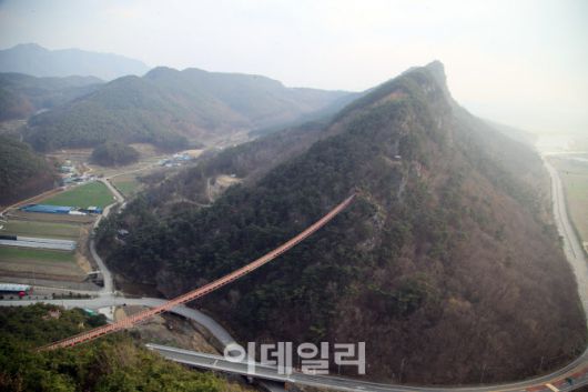 채계산 출렁다리는 적성 채계산과 동계 채계산 사이에 형성된 골짜기에 놓여 양쪽 산을 손쉽게 건널 수 있도록 이어놓았다. 채계산 출렁다리는 현재 국내에서 가장 긴 무주탑 산악 현수교로, 길이 270m 높이 75-90m에 이른다.