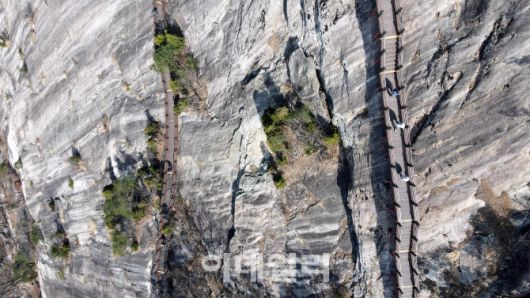 섬진강변에 자리한 전북 순창 용궐산 하늘길의 모습. 이름처럼 산은 장대하고 기세는 생동감 넘친다. 산 중턱에는 크고 가파른 암벽이 버티고 있는데 감히 오를 엄두가 나지 않을 만큼 험준하다. 순창군은 2000년 이곳에 1㎞ 남짓한 ‘하늘길 탐방로’를 조성하면서 순창의 새로운 랜드마크가 됐다.